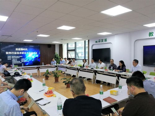 計算機(jī)學(xué)院深度參與徐州軟件行業(yè)技術(shù)研發(fā)方向研討會，共繪軟硬件協(xié)同創(chuàng)新藍(lán)圖