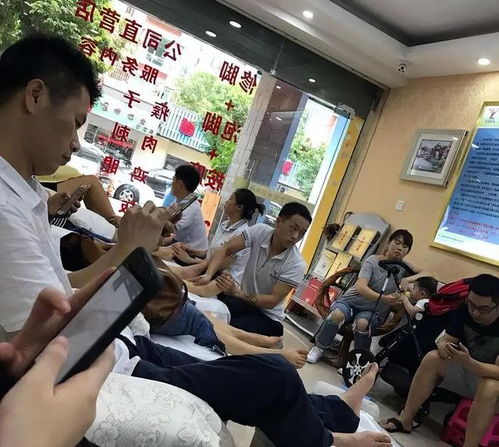 吸金5800億，下班年輕人擠進(jìn)足療店，修腳理發(fā)小店悶聲發(fā)大財(cái)